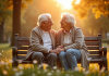 Couple âgé assis sur un banc ensoleillé symbolisant l'amour durable
