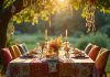 Table extérieure ensoleillée avec chaises colorées et attrape-rêves